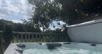 Cottage with private hot tub overlooking fishing lake sleeping 4