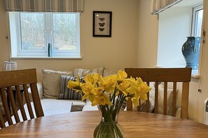 TV - Cottage with private hot tub overlooking fishing lake sleeping 4 (Brampton)