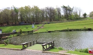 Property grounds - Cottage with private hot tub overlooking fishing lake sleeping 4 (Brampton)