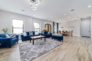 Smart TV, chimenea, monitor de computadora, impresora