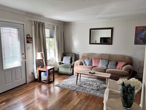 スマートテレビ、暖炉、書庫