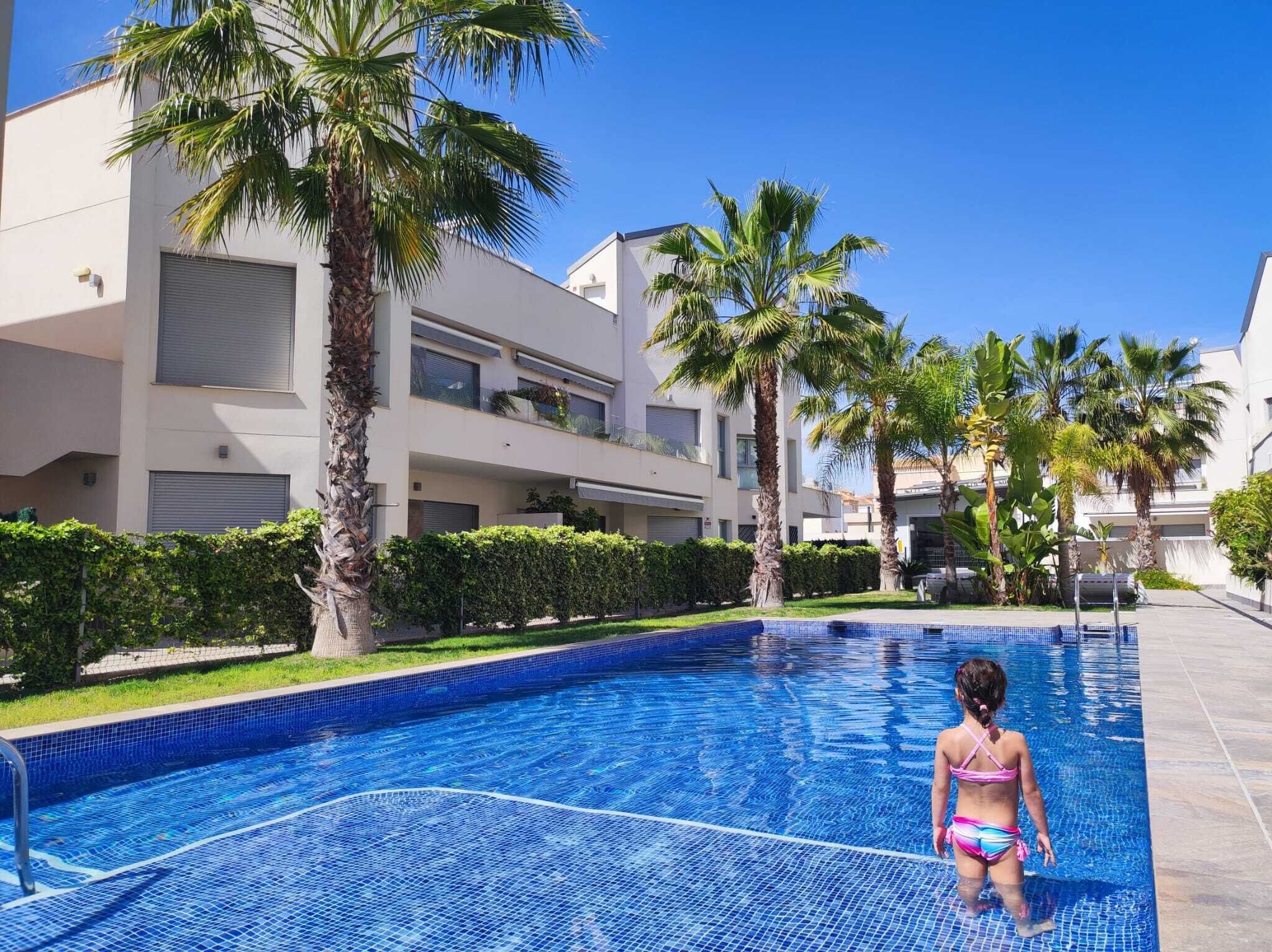 Utomhuspool och uppvärmd pool