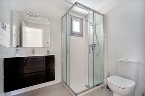 Dusche, Haartrockner, Handtücher, Seife