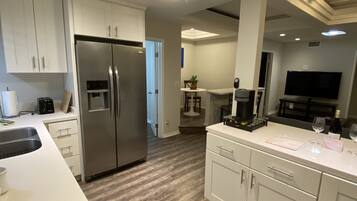 Coffee/tea maker, fridge, microwave, oven