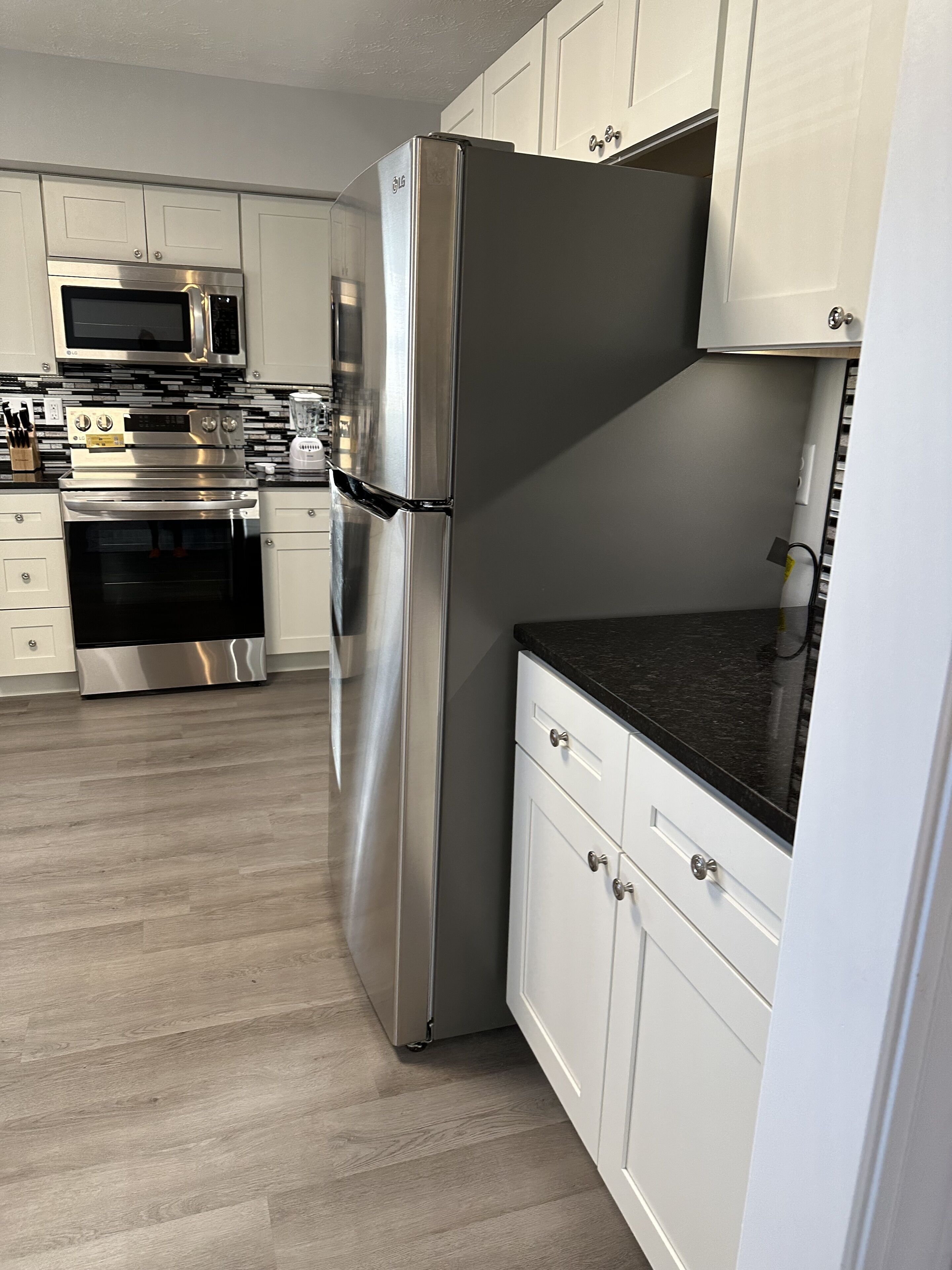 Jääkaappi, mikroaaltouuni, uuni, liesi