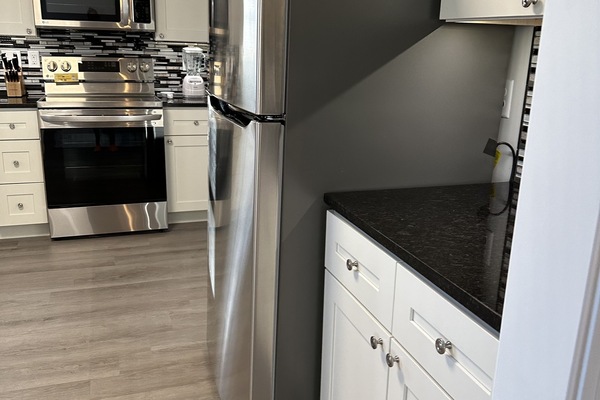 Kjøleskap, mikrobølgeovn, ovn og kokeplater