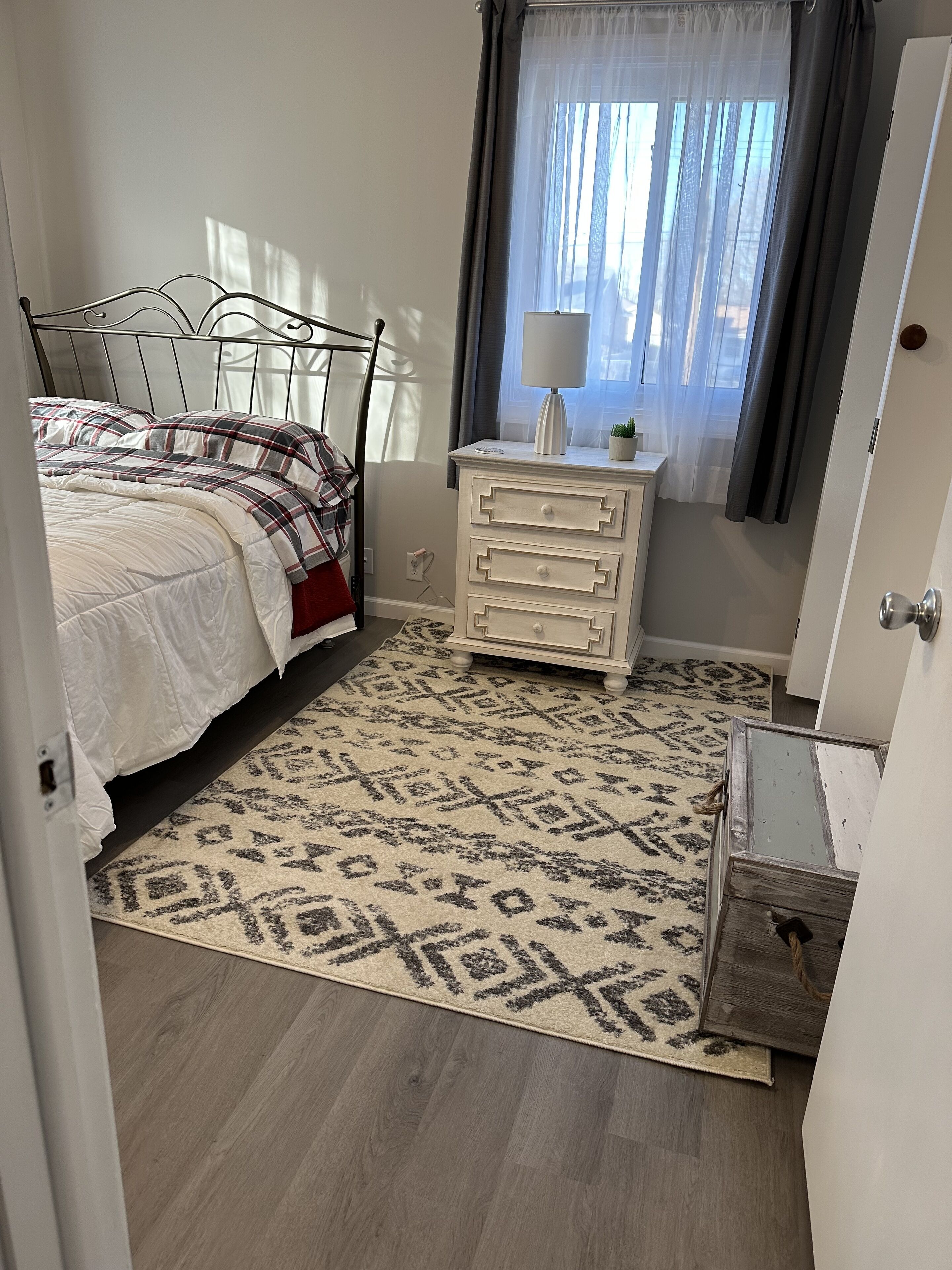 2 chambres, bureau, fer et planche à repasser, accès au Wi-Fi (inclus)