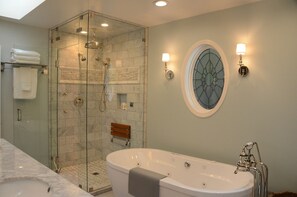 Jetted bath, hair dryer, towels, soap - Garden Guesthouse at Lakefront Manor (Bellingham)