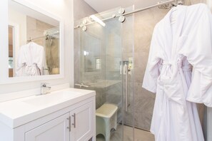 Douche, séchoir à cheveux, serviettes fournies, savon