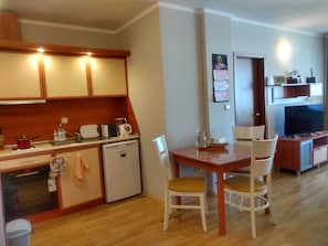 Geladeira, fogão, cooktop, chaleira elétrica