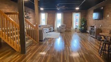 スマートテレビ、暖炉、卓球台、書庫