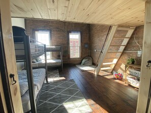 5 bedrooms, desk, iron/ironing board, travel crib