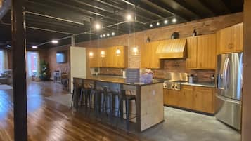 冷蔵庫、電子レンジ、オーブン、コンロ