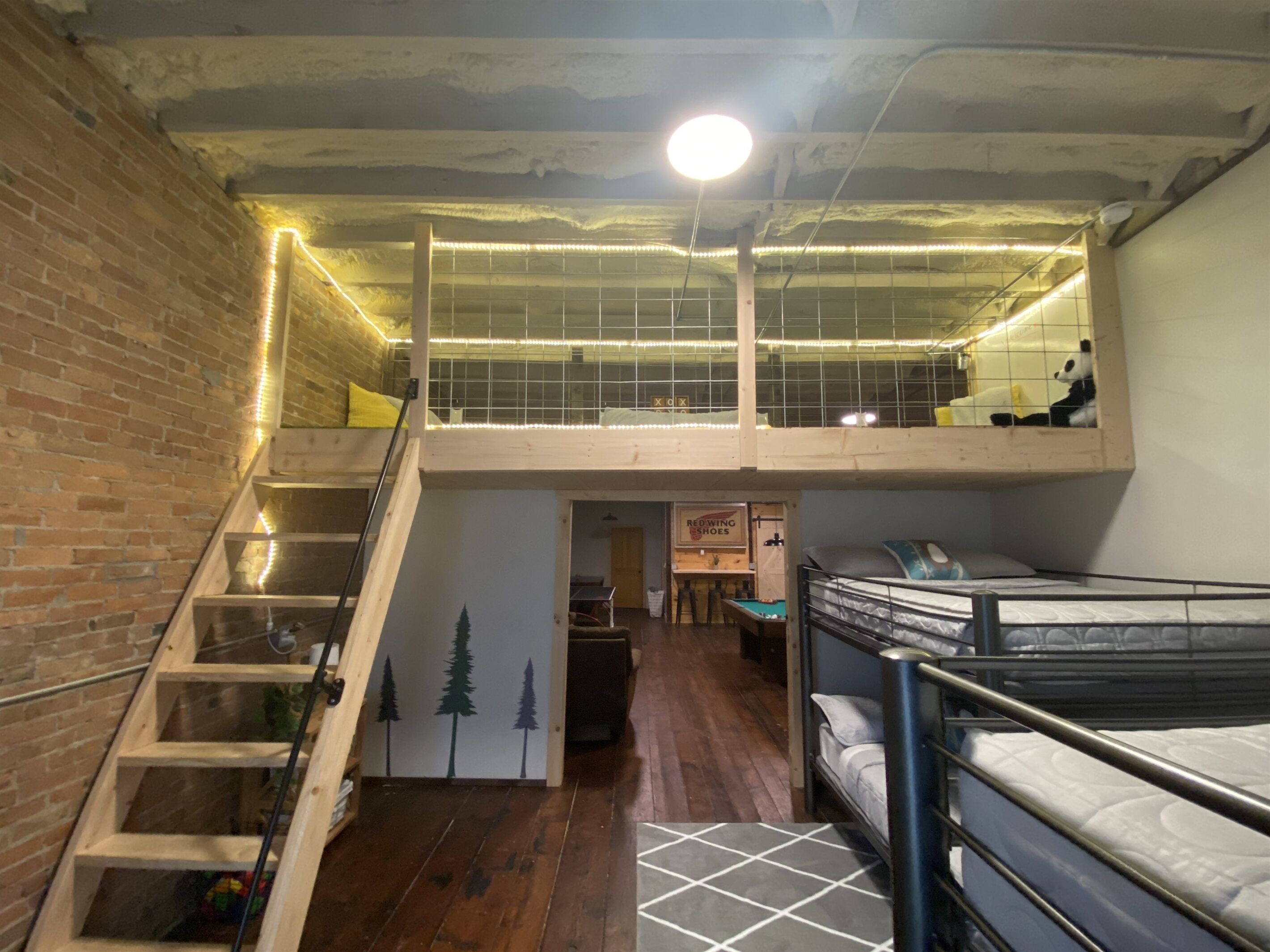 5 chambres, bureau, fer et planche à repasser, lit de bébé portatif