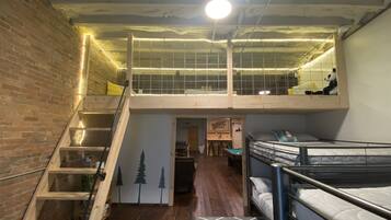 5 chambres, bureau, fer et planche à repasser, lit de bébé portatif