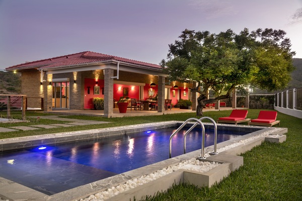 Una piscina al aire libre