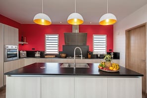 Jääkaappi, uuni, liesi, kahvin-/teenkeitin