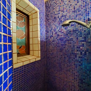 Dusche, Haartrockner, Bidet, Handtücher