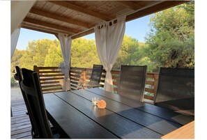 Outdoor dining - Mobile Home with spacious terrace in Jezera - 1 min from the beach!!! (Jezera)