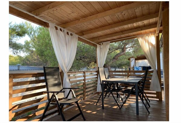 تناول الطعام بالخارج