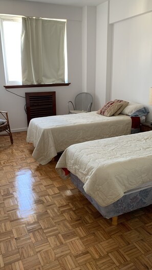 1 habitación, tabla de planchar con plancha, wifi gratis y ropa de cama 