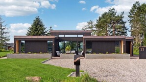 A modern two-story building with a gravel driveway and a mailbox marked '21'. - Gorgeous home in Ebeltoft with kitchen (Ebeltoft)