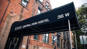 A sign for the KAMA CENTRAL PARK HOSTEL at 36 W.