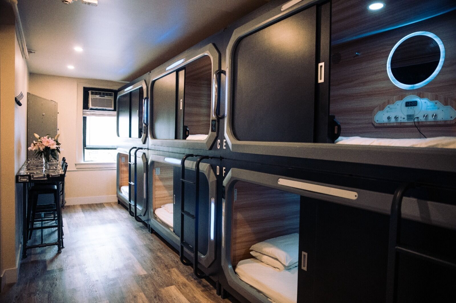 Single Bed in Deluxe 6-Bed Mixed Dormitory Room (Private Shower) | 책상, 무료 WiFi, 침대 시트