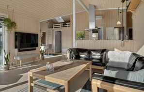 Smart TV - 3 bedroom nice home in Haarby (Haarby)
