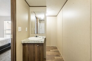 Sèche-cheveux, serviettes fournies, savon, shampoing