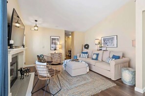 TV, caminetto, studio