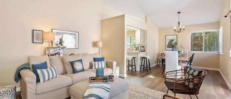 Televisión, chimenea y oficina