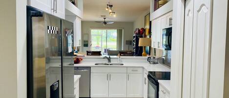 Refrigerador, microondas, horno, placa de cocina