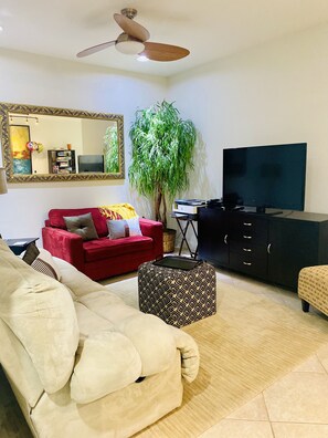 Een televisie en een printer