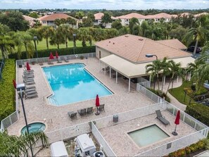 Een buitenzwembad, een verwarmd zwembad