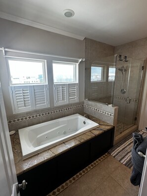 Douche, baignoire à jets, sèche-cheveux, serviettes fournies