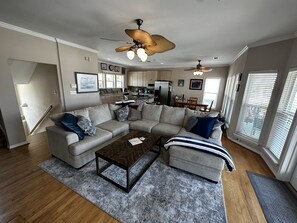 Smart TV, chimenea, libros y estéreo