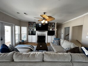 Smart TV, chimenea, libros y estéreo 