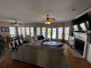 Smart TV, caminetto, libri, impianto stereo