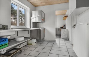 Kjøleskap, kokeplater, oppvaskmaskin og kaffetrakter/tekoker