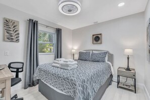 1 habitación, escritorio, tabla de planchar con plancha y wifi