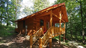 A wooden cabin with a porch and a staircase leading to a deck. - Piccolo - Sweet Couple's cabin in Hocking Hills (Logan)