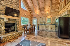 Dining - Cospetto - Lovely Log Lodge in the Hocking Hills (Logan)