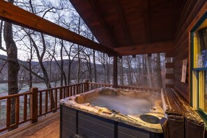 Outdoor spa tub - Snuggle Inn - Cozy Couple's Cabin in Hocking Hills (Logan)