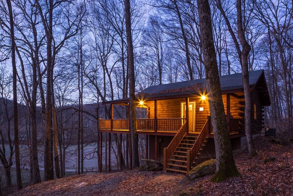 Exterior - Snuggle Inn - Cozy Couple's Cabin in Hocking Hills (Logan)