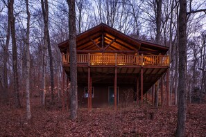Exterior - Snuggle Inn - Cozy Couple's Cabin in Hocking Hills (Logan)