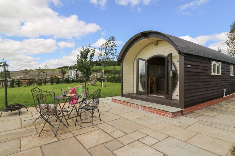 Valley View Pod - a glamping pod that sleeps 2 guests in 1 bedroom
