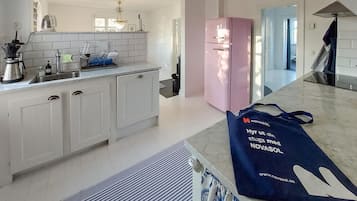 Refrigerador, horno, parrilla de estufa y lavavajillas