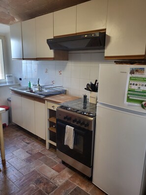 Frigorifero, microonde, forno, piano cottura