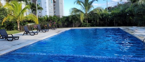 Una piscina al aire libre